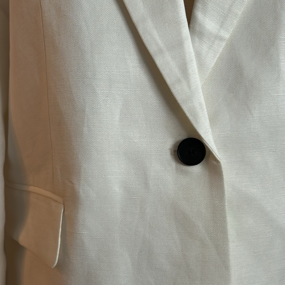 Oversized women’s blazer in off-white - Picture 2 of 8